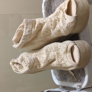 Aldo 4 in hidden wedge with 1 1/2 inch platform size 37 off white lace